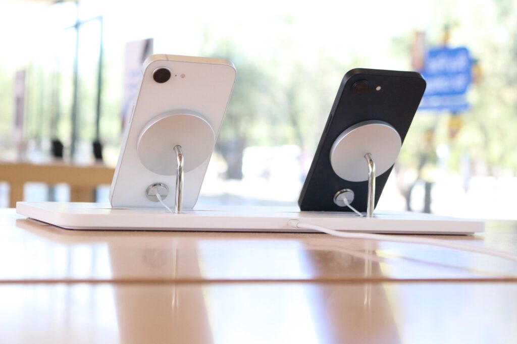 Apple Park Visitor Centerにて2025/8/13に撮影したiPhone 16e。