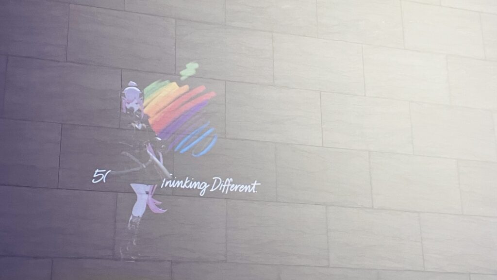 壁に投影されたパフォーマンス中のMori Calliope